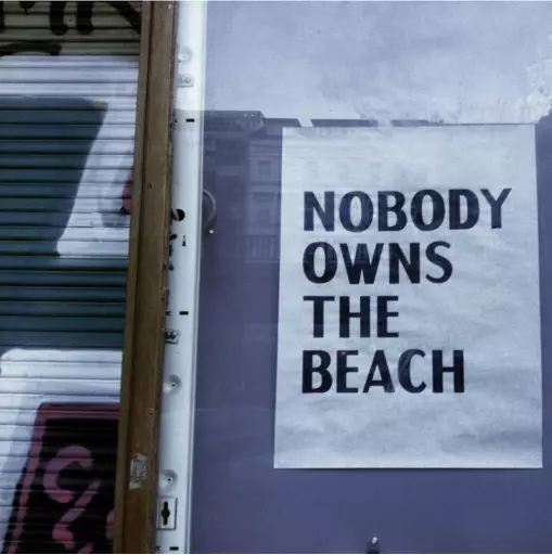 David Horvitz – Nobody owns the beach. Foto genomen door Laure van den Hout tijdens haar verblijf in Berlijn.