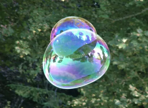 Two soap bubbles, illustrating iridescent colours Photo: Tagishsimon. Source: Wikipedia