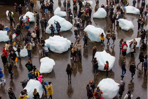 Olafur Eliasson - Ice Watch (2014) Bankside, outside Tate Modern, London 2018. Foto: Charlie Forgham-Baily