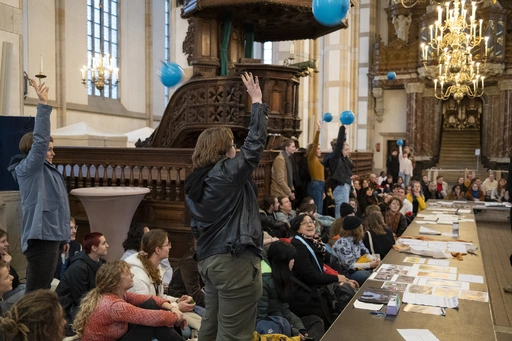 Afsluiting Winterlab met anarchief, ballonnen door Lab van Nieke Koek, Academiehuis (Grote Kerk). foto: Nico van Maanen.