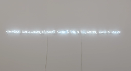 David Horvitz – Whenever I take a shower I always wonder when the water was a cloud, 2016. Neon in de vorm van het handschrift van de kunstenaar, circa: 7 × 400 cm. Courtesy: de kunstenaar en ChertLüdde, Berlijn.