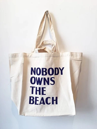 David Horvitz – Nobody owns the beach. Totebag met waslabel waarop een citaat van Rachel Carson staat. © David Horvitz en Yvon Lambert.