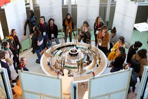 De Time Troublers-installatie, ontwikkeld in samenwerking met de Urban Futures Studio, waarin participanten worden uitgedaagd hun vastomlijnde ideeën rond tijd te bevragen. Foto: Marloes en Wikke.