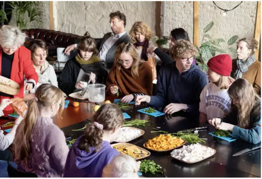 Interactief gesprek tussen Louwrien Wijers en Joanne Dijkman tijdens een kookworkshop van Egon Hanfstingl.