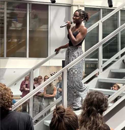 Lucrece Atchade. Zij maakte samen met de studenten van alle opleidingen een dans. Foto: Priscilla Macintosh