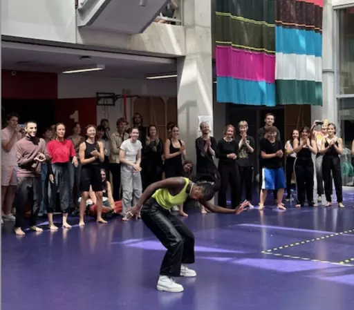 studenten van de academie Dans en Theater tijdens een gezamenlijke presentatie 2023