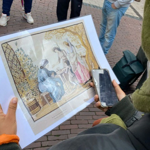 Afbeelding van een borduurwerk gemaakt door een vrouw uit Arnhem in de periode voor 1863 waarin zij verzet toont tegen de slavernij. Op de afbeelding staat een muisje in een kooi. Dit werk is een tastbaar bewijs dat er verzet was tegen de slavernij ook vanuit vrouwen. Ook de stem van vrouwen is in historische (geschreven) documenten ondervertegenwoordigd. Daarom is dit een bijzonder object.