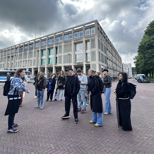 Else Gootjes (Gelders Archief) vertelt over de ramen in het Duivelshuis (Stadhuis Arnhem) waarop afbeeldingen van mensen van kleur.